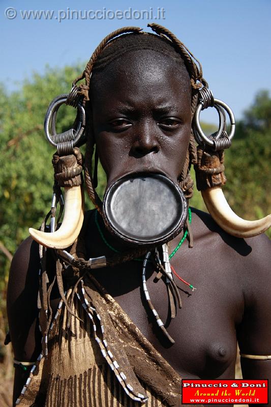 Ethiopia - Tribu etnia Mursi - 23 - Piattello labiale.jpg